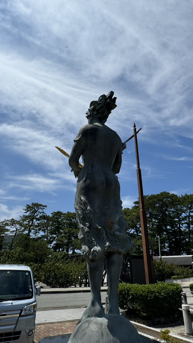 静岡県伊豆市土肥 松原公園 敷地外 『金の鳩と女性の像』 堤直美 作