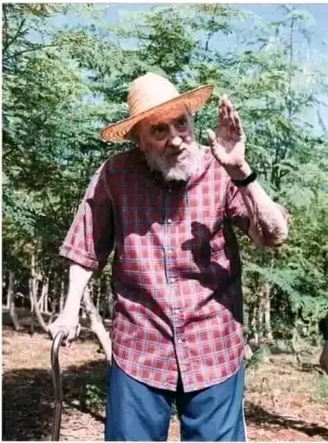 🇨🇺Gracias por ser de verdad,gracias por hacernos hombres,gracias por cuidar los nombres que lleva la libertad.Gracias por tu dignidad,gracias por tu rifle fiel,por tu pluma,tu papel ,por tu ingle de varón,gracias por tu corazon 🇨🇺🇨🇺.GRACIAS POR TODO FIDEL 🇨🇺