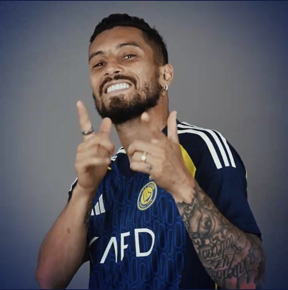 TellesWorld13's tweet photo. اليكس تيليس بالطقم الثاني الجديد ..
💙🤍💛🥶 https://t.co/gcU3aN49e8