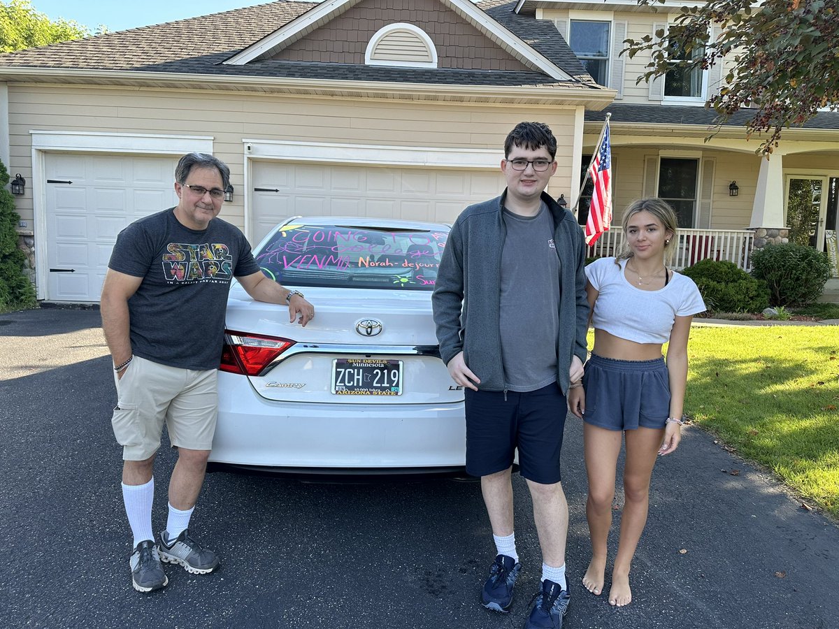 JenDeJournett's tweet photo. And they are off to the land of Sun and Big Dreams ☀️ - fly high and do good in the world - thanks BFF and #Kid1 for getting the car to college town for #Kid2  #SafeTravels 👩‍🏫❤️ 🌵🏜️☀️🚗 https://t.co/pnqzFIUKCo