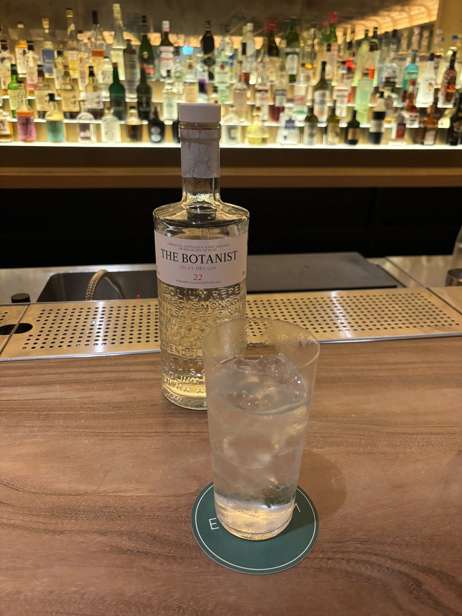 matsuboar's tweet photo. 2件目のBarで、BOTANISTというクラフトジンでジンソーダをいただきました🍸やさしいジンで、いい香りがしました。レモンやライムはない方がいいというのがわかりました。
ちなみに使ってるシャンプーと同じ名前だと言う人が3人いました😆(1人は私🤣)
#ERUTAN
#GoodNatureStation https://t.co/EZR8Tmpkzn