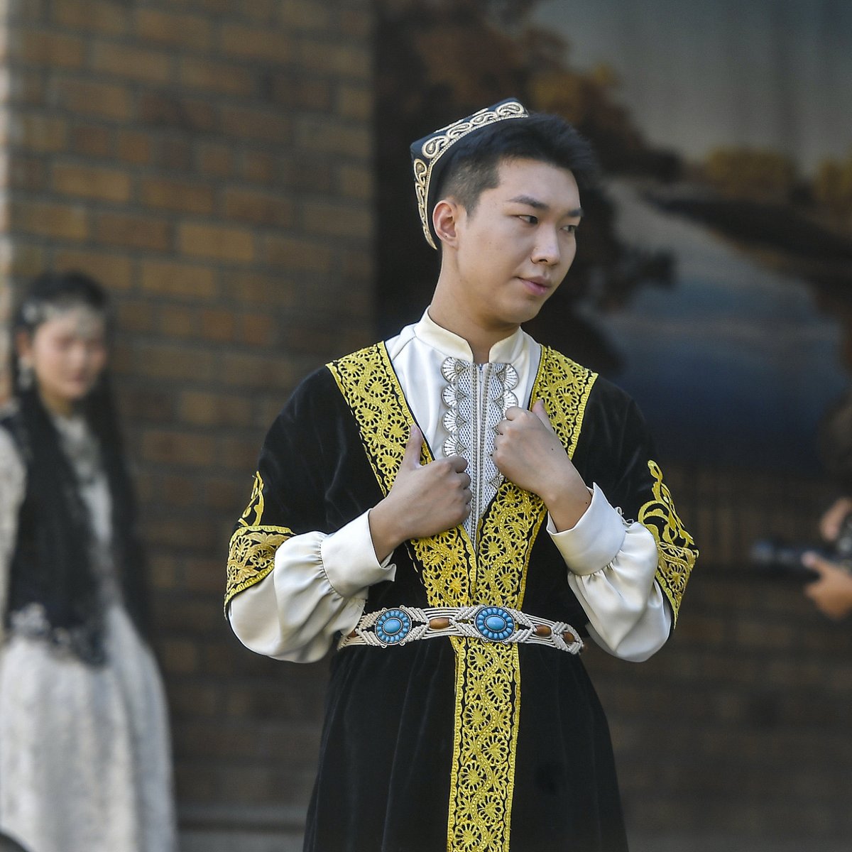 Tourists take pictures wearing ethnic clothing in Urumqi, #Xinjiang Uygur autonomous region. Differet ethnic culture photoshoots are increasingly popular among tourists, especially in the summer #travel season.