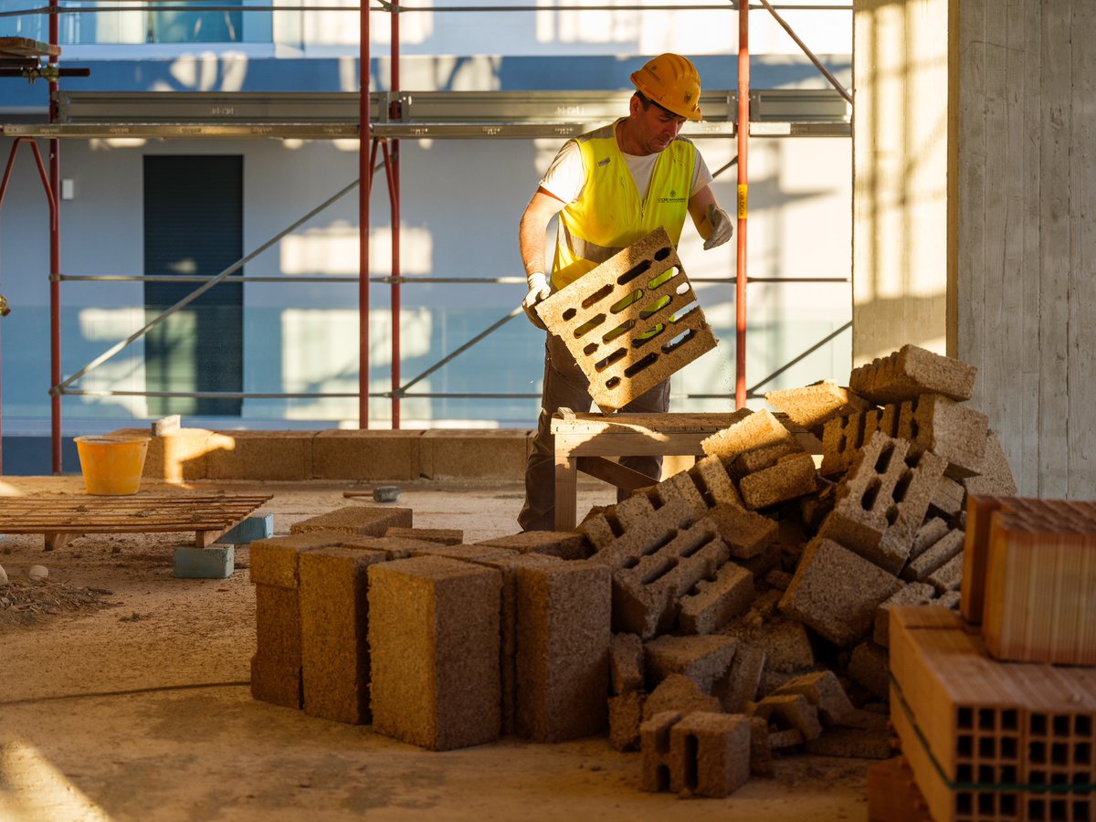 ceceremanag's tweet photo. Mentre la maggior parte delle aziende continua ad abbracciare ancora materiali economici e di largo utilizzo, da circa un decennio, noi siamo impegnati a fare ricerca e sviluppo prendendo sul serio materiali naturali e progettazione bioclimatica. https://t.co/4U8GLljqEI
