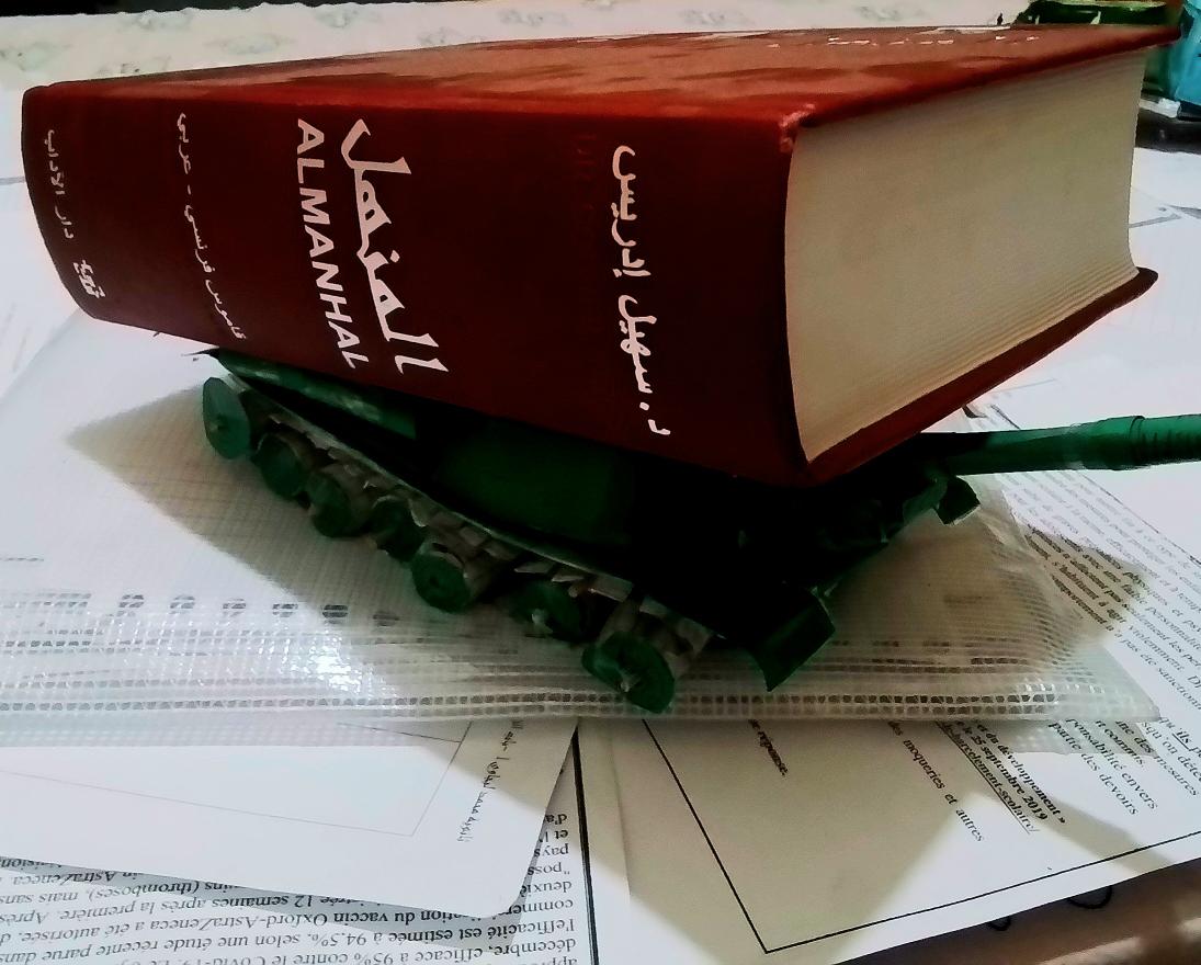 Rayan77_art's tweet photo. #paper #Papercraft #tank #military #armor #handmade #paperart #Abrams #ISU152 
Testing the durability of my paper ISU152"beast killer" and my paper M1A1HA Abrams(the paper abrams can hold 8kg of books and the paper ISU152 can hold a book of 1290 pages like this one"around 4kg") https://t.co/3lwTXdIso4