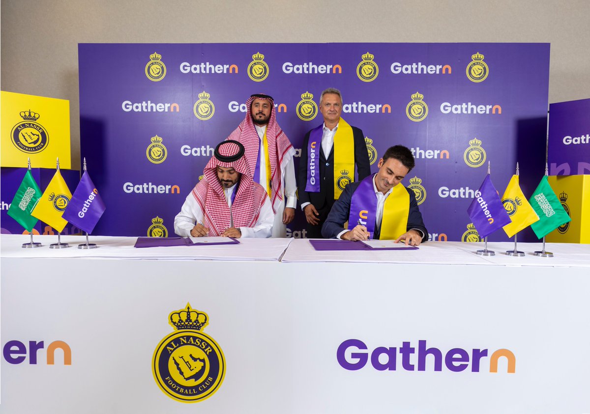 جانب من مراسم توقيع عقد الرعاية بين جاذر إن ونادي النصر، بحضور رئيس مجلس إدارة جاذر إن أ.حمدان الحمدان والسيد جويدو فينغا الرئيس التنفيذي لنادي النصر. 
جاذر إن الراعي الرسمي لنادي النصر حتى 2027 ⚽️
<a href="/AlNassrFC/">نادي النصر السعودي</a> 
 
#GathernXAlnassr2027 
#جاذر_إن_راعي_النصر  💛💙