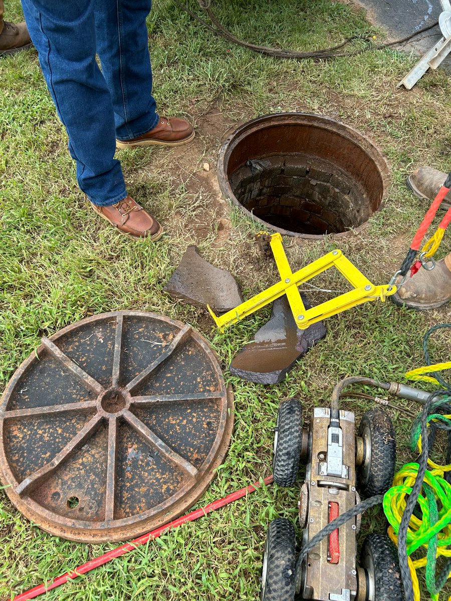 coautilities's tweet photo. It's a dirty job, but someone's got to do it! Our crews worked hard to clear debris from a 10'' sewer main, preventing a sewer overflow. Huge thanks to our team for keeping Anderson running smoothly! https://t.co/wn33xYC414