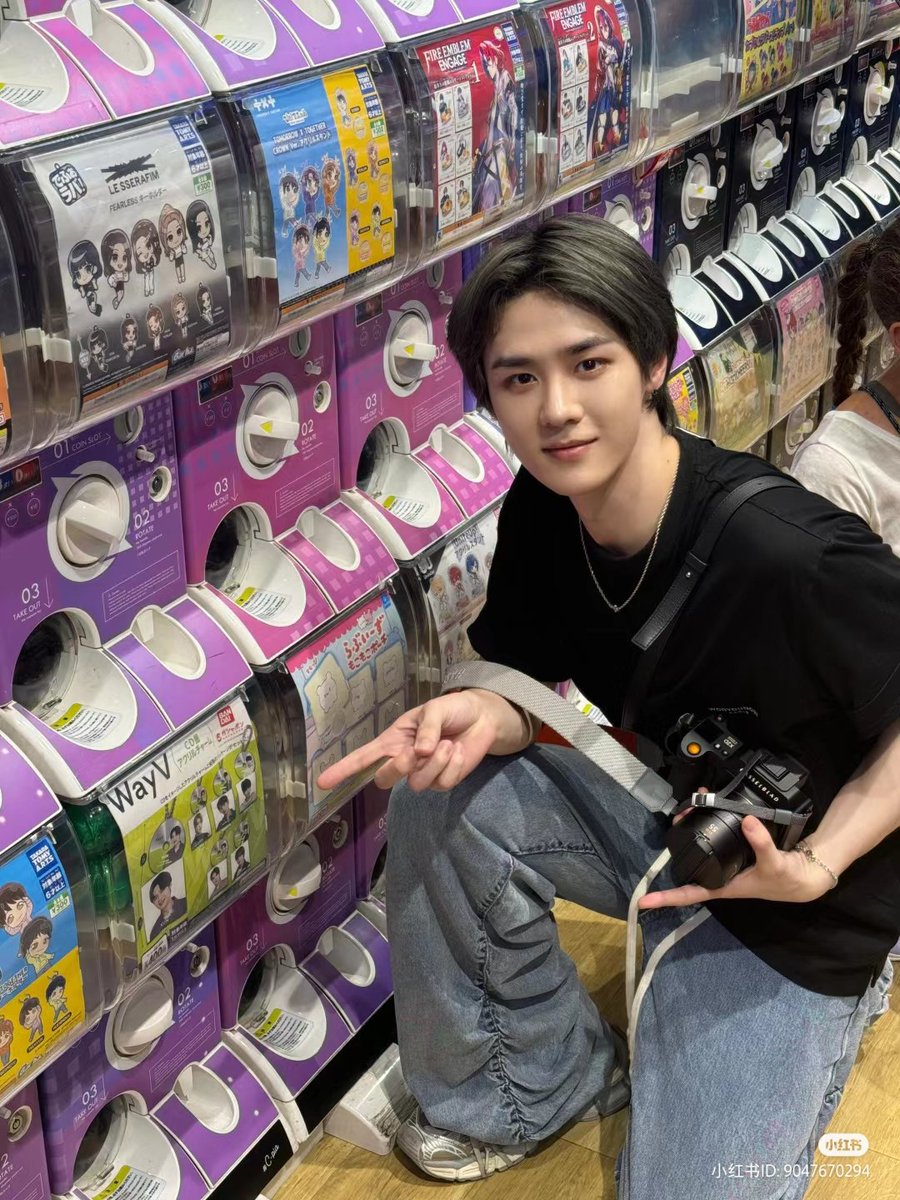 wayvperu_fb's tweet photo. 📢¡Actualización de #KUN en Xiaohongshu!

"Cuándo vi mi propio gashapon en la tienda de gashapon😂
#MáquinaDeGashapon #VineATomarFotos #Gachapon #BienvenidosAlCírculoDeAmigosDeKun #FotoGrupal"

📌https://t.co/Gi5lWL5Rzi
#WayV #WeiShenV #威神V #WayZenNi https://t.co/krTnBG4qcF