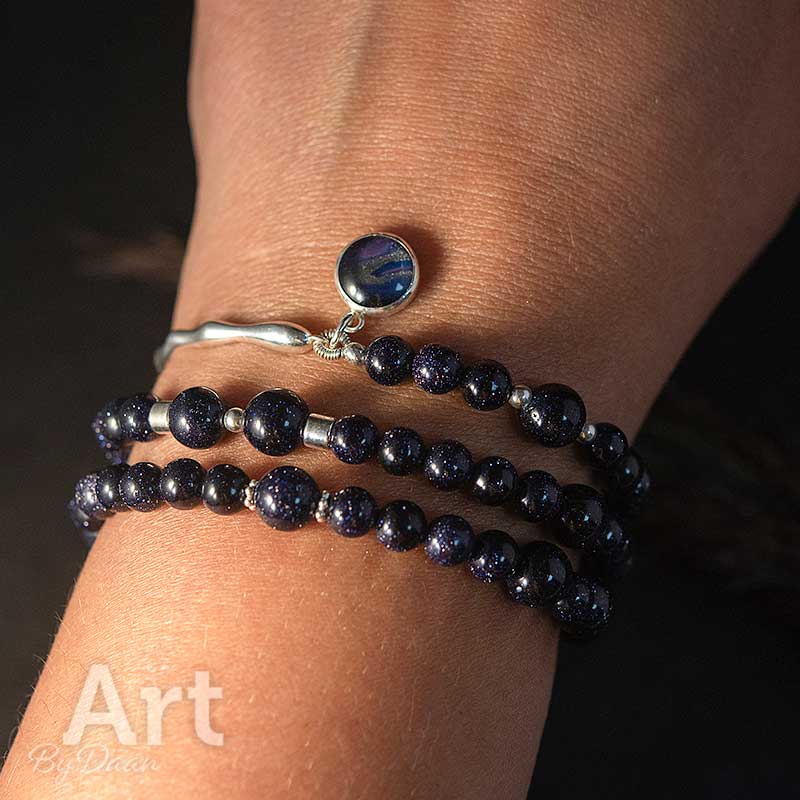 Straal met de betoverende ‘Midnight Glow’ armband! Gemaakt van glinsterende blauwe goudsteen en afgewerkt met sterling zilver en een uniek handgeschilderd kunstwerkje als bedel. 

artbydaan.nl/handgemaakt/zi…

Delen = 🥰