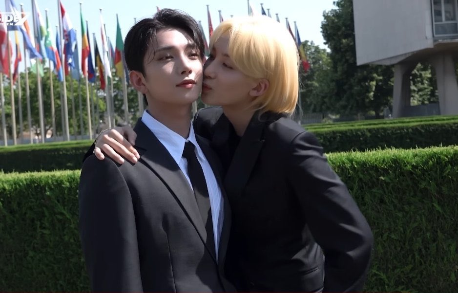 그니까나는 동성혼이가능한나라에서 남자 둘이 이런행보를보이고왓다는걸 아직도못받아들이고잇는것같애