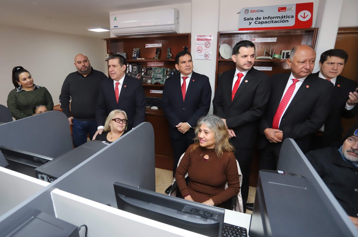 ANRParaguay's tweet image. Inició hoy el curso de computación para adultos mayores, en el Educal de la ANR. El presidente del Partido Colorado, Horacio Cartes, realizó una visita sorpresa y felicitó a los participantes por animarse a seguir aprendiendo, "son un ejemplo para todos", manifestó.