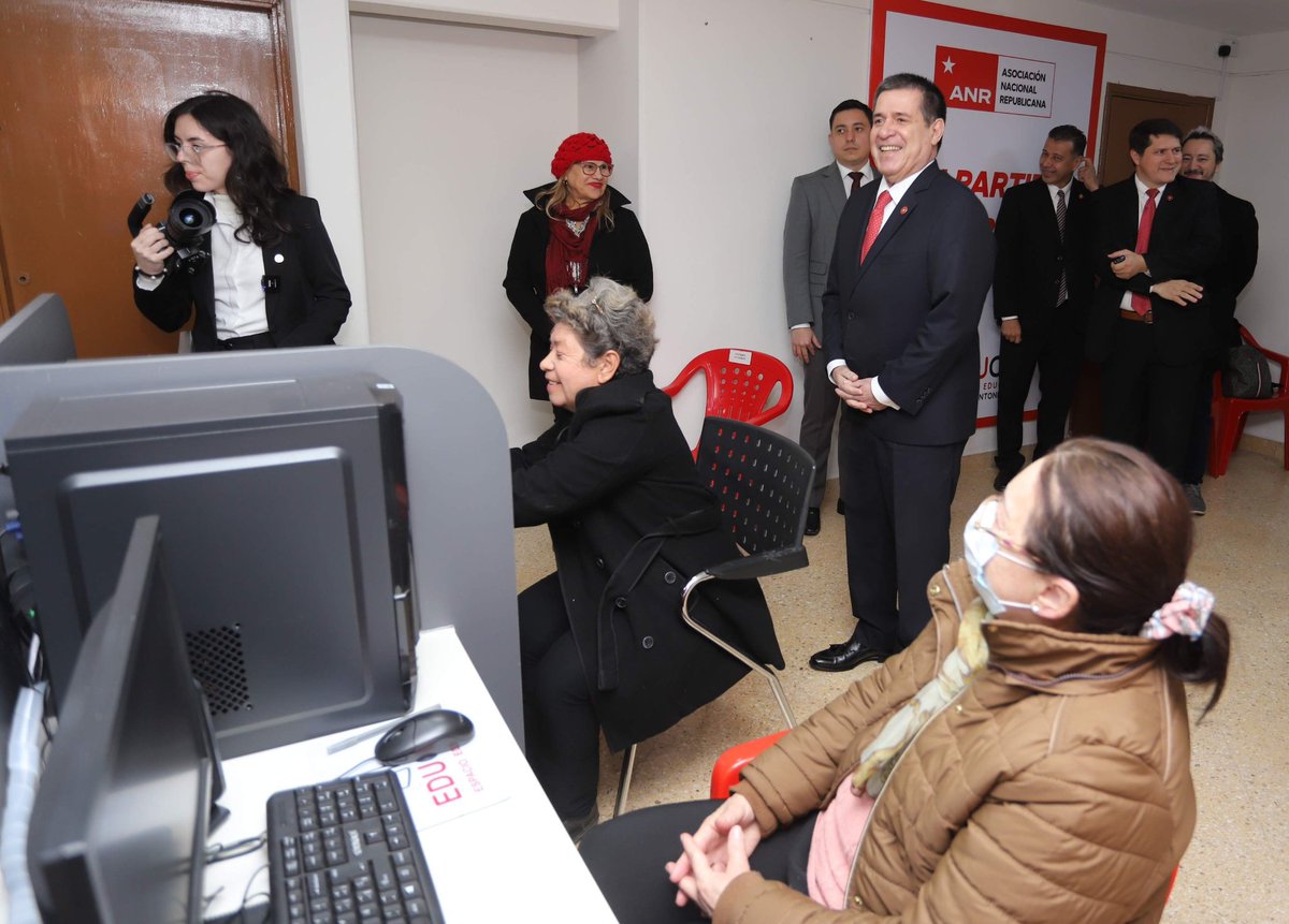 ANRParaguay's tweet image. Inició hoy el curso de computación para adultos mayores, en el Educal de la ANR. El presidente del Partido Colorado, Horacio Cartes, realizó una visita sorpresa y felicitó a los participantes por animarse a seguir aprendiendo, "son un ejemplo para todos", manifestó.