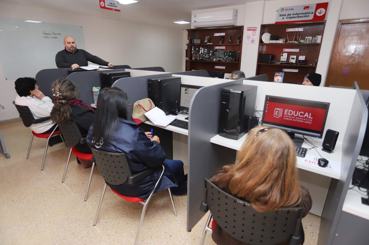 ANRParaguay's tweet image. Inició hoy el curso de computación para adultos mayores, en el Educal de la ANR. El presidente del Partido Colorado, Horacio Cartes, realizó una visita sorpresa y felicitó a los participantes por animarse a seguir aprendiendo, "son un ejemplo para todos", manifestó.