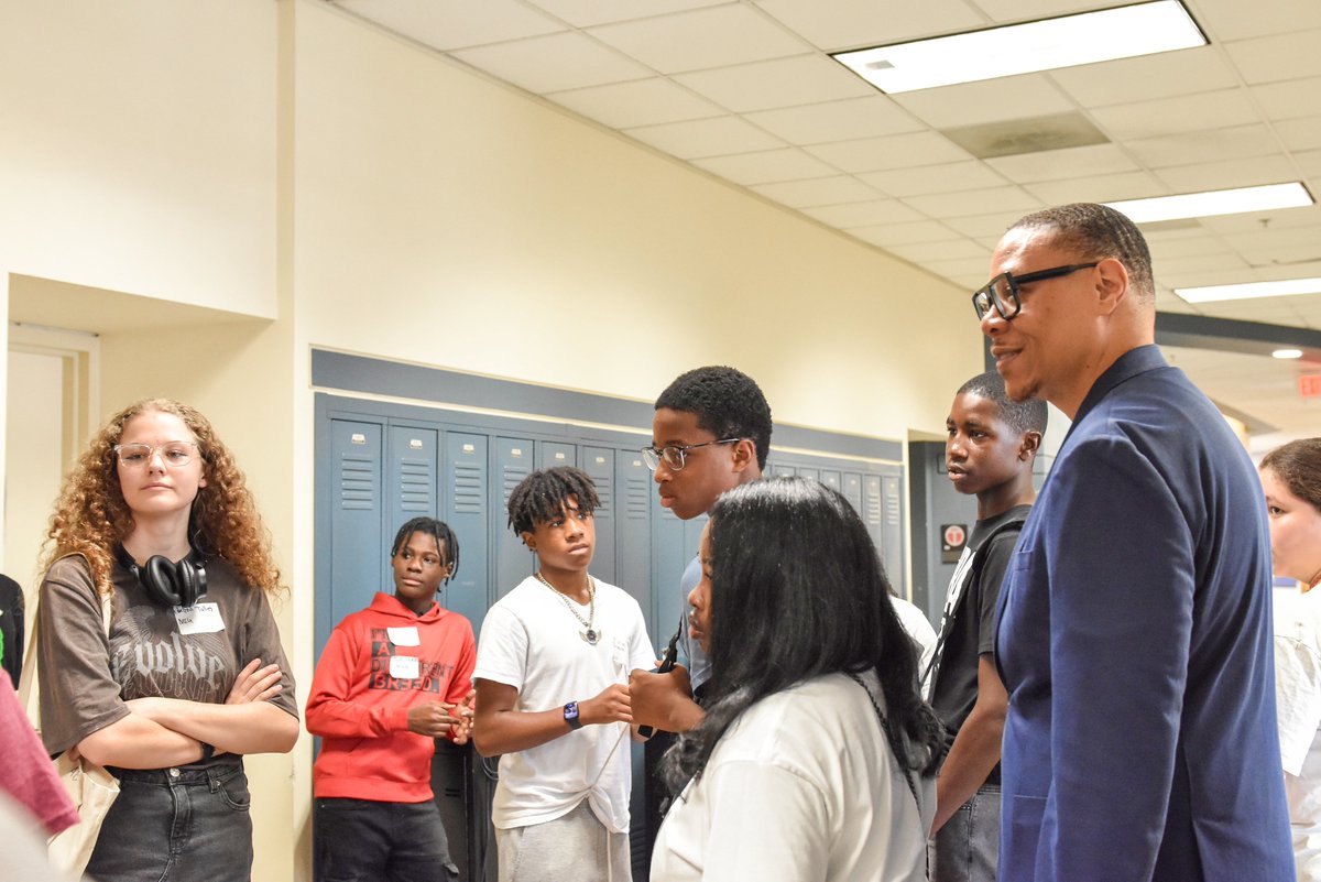 dcpublicschools's tweet image. DCPS Summer Bridge was a blast! To support a successful promotion into a new school experience, 6th &amp;amp; 9th graders enjoyed:

🏫Tours of their new campuses
🧮Overviews of offered courses
👋Meeting classmates &amp;amp; educators
⏱️Team-building activities

We&apos;re first-day ready! #BackToDCPS