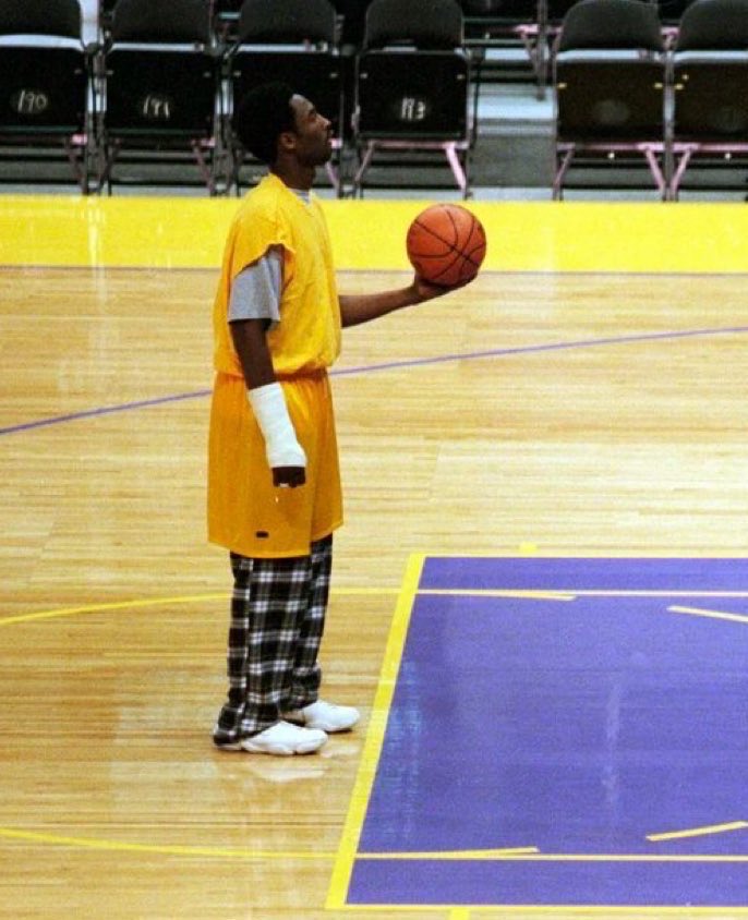 kobehighlight's tweet photo. “You have to work hard in the dark to shine in the light.”

- Kobe Bryant https://t.co/8IY7T4Zthx