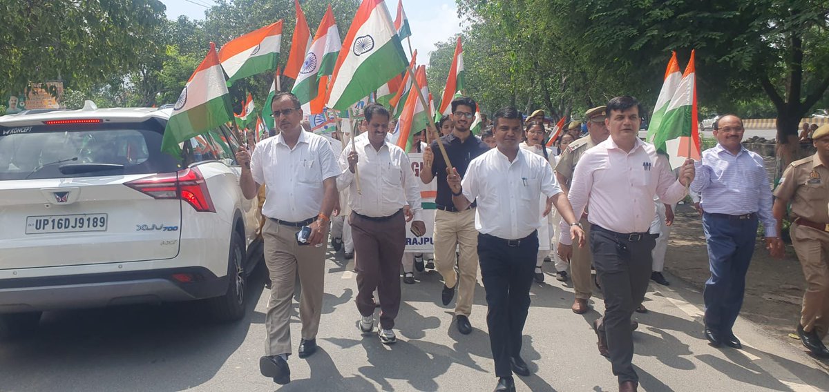 जनपद गौतम बुध नगर में तिरंगा यात्रा का आयोजन किया गया! जिसमें जिलाधिकारी, मुख्य विकास अधिकारी ,अपर जिलाधिकारी जिला बेसिक शिक्षा अधिकारी व अन्य अधिकारियों सहित हजारों छात्र-छात्राओं द्वारा प्रतिभाग किया गया