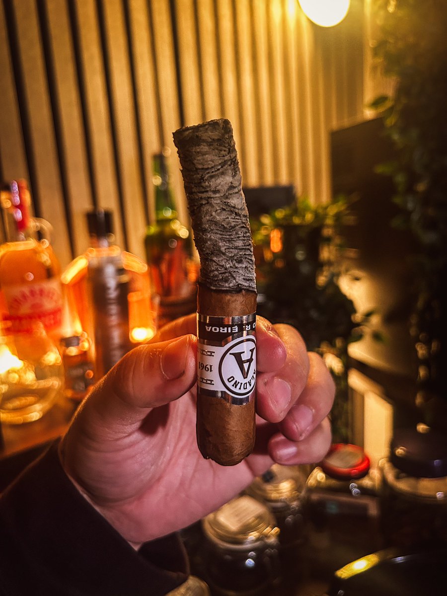 cigarshackuk's tweet photo. We hit our first 1K YiuTube subscribers today so celebrating with an Aladino Connecticut Robusto 🎉 some of the best construction on a cigar I’ve seen for a while! 

#cigar #cigars #youtube #youtubegrowth #contentcreator https://t.co/t9nYcjUTJN