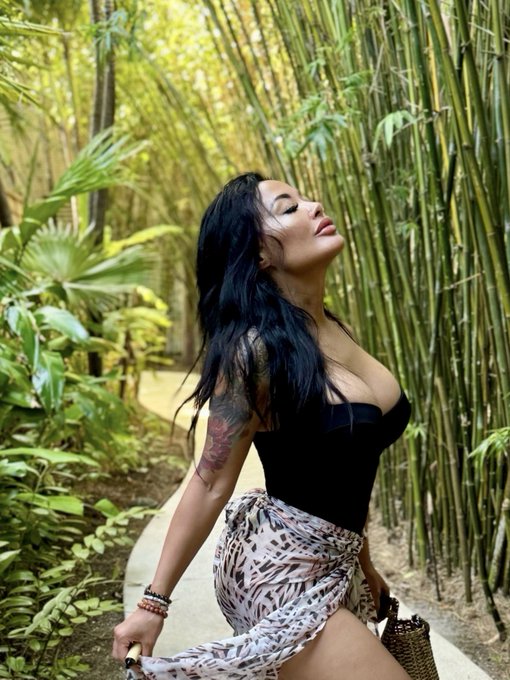 Watch Kaylani Lei's leaked NSFW photo on TwXstars