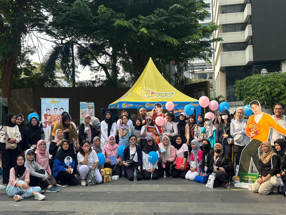 caratstalk's tweet photo. Wihh! CFD minggu kemarin rame banget, ternyata S.Coups, Wonwoo dan Vernon terpampang didepan Chase Plaza
Dan ada mission lho guys dari Chitato, apakah ini misi menuju 3 member menjadi nyata? Fix guys ikutin yuk! Cek lengkapnya di @mychitato ya!
#ChitatoLeadTheWave #FollowTheCWAVE https://t.co/1ZGp0bPFpT