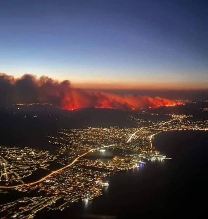 CroixRougeBE's tweet photo. 🔴 De violents incendies touchent la Grèce et nos collègues de la Croix-Rouge hellénique sont présents aux côtés des pompiers et citoyens pour lutter contre les flammes. Nous les remercions pour leur engagement et déplorons les victimes de cette catastrophe.
#Greece #GreeceFire https://t.co/zzl3AjKQan