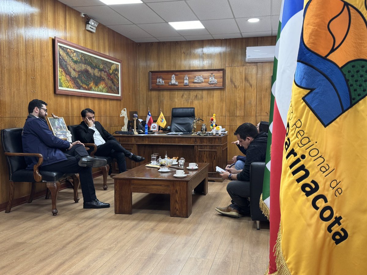 CNRCHILE's tweet photo. Al iniciar una nueva gira por la región de Arica y Parinacota, el director @ureta_wilson se reúne con el Gobernador @GoreAyP @jorgediazxv y la coordinadora @mpazcasanova para dialogar sobre el fortalecimiento a las comunidades, a la pequeña y mediana agricultura #NuevaLeydeRiego https://t.co/QQ4270USA6