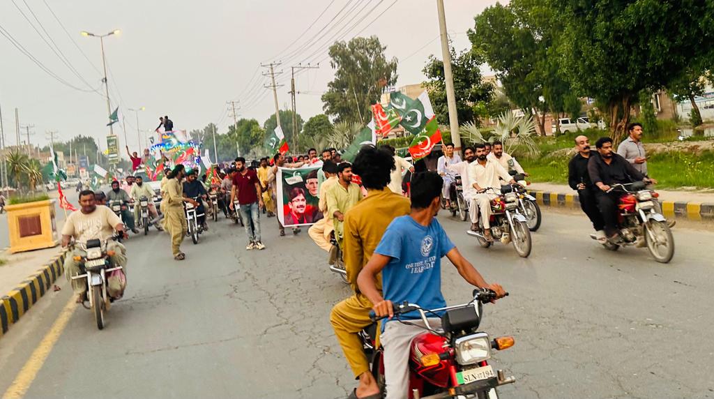 SAAKB_Sahiwal's tweet photo. #ساہیوال سردار اسد علی خان بلوچ، سابق میئر ساہیوال، حلقہ پی پی 200، کی قیادت میں اپنے قائد عمران خان  کی رہائی اور حقیقی آزادی کے لیے ریلی نکالی گئی نوجوانوں کے حوصلے بلند عمران خان کے حق میں فلک شگاف نعرے
#حقیقی_آزادی_ریلی  #pti #releaseimran #PTI #pti_tigers https://t.co/2MwPnTcZH8