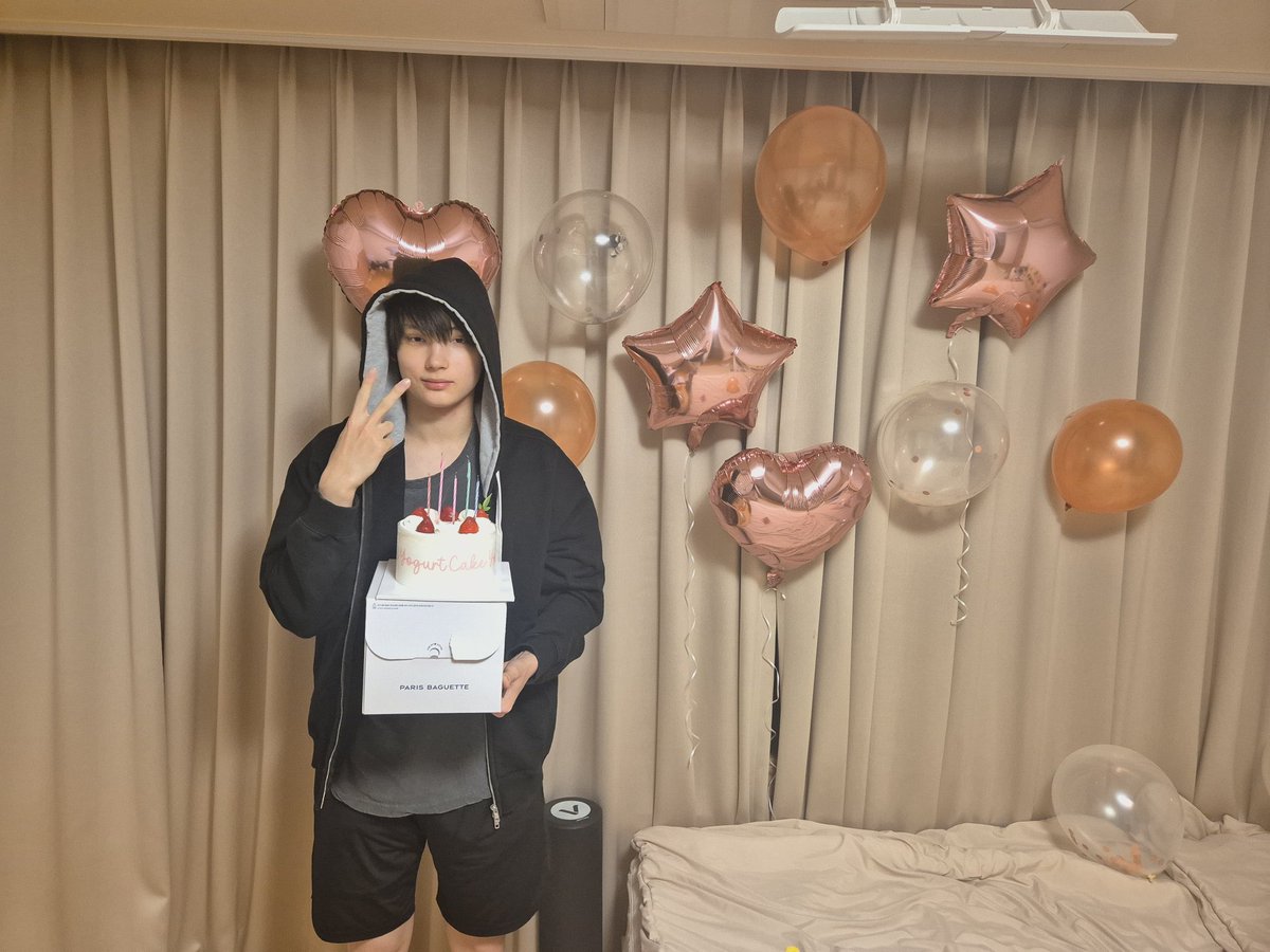 translatingTXT's tweet photo. taehyun blowing the balloons himself and decorating the room while nonchalantly going “hbd” 😭😭😭 https://t.co/WsVx4giw9o
