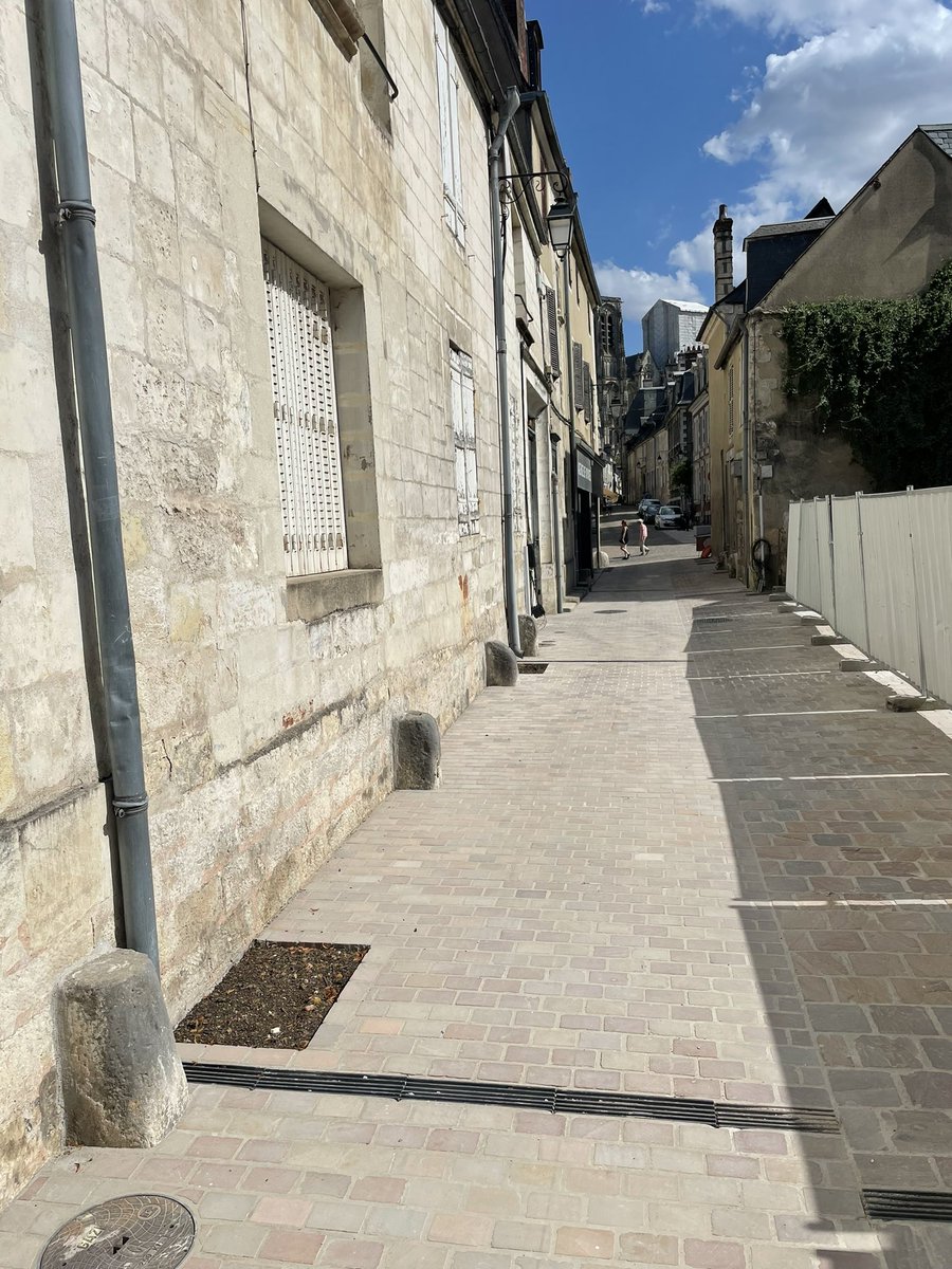 SPPEF's tweet image. 🔴 À #Bourges, capitale européenne de la Culture 2028, le #vandalisme s’exprime aussi dans les détails. La ville perd ainsi actuellement ses plus beaux #pavés au profit de pavés très probablement d’importation. Ni écolo, ni patrimonial, moins beau, coûteux...
Avant / Après 👇