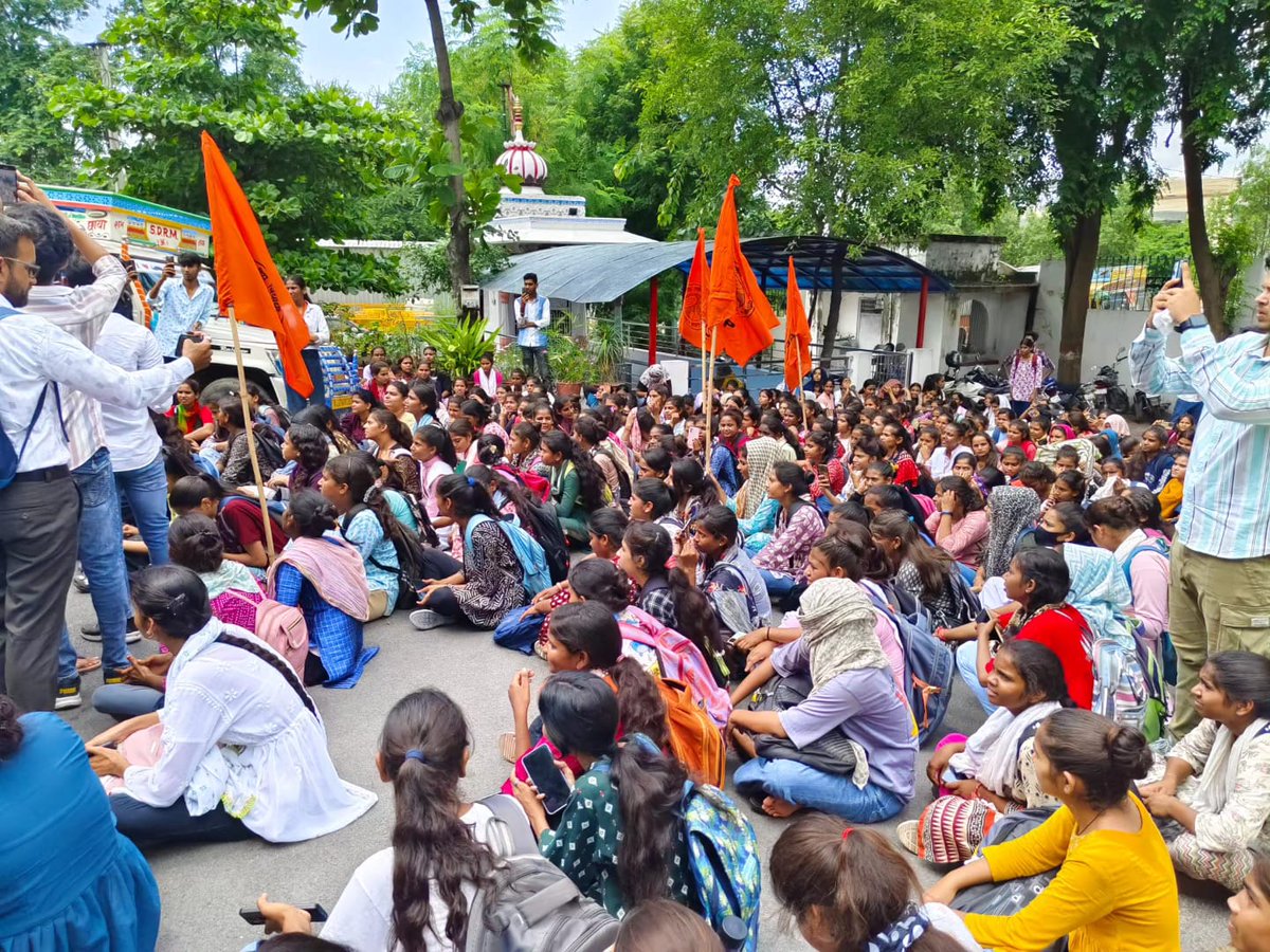 ABVPRaj's tweet photo. चित्तौड़ प्रांत में अभाविप मोहनलाल सुखाड़िया विश्वविद्यालय उदयपुर इकाई द्वारा विश्वविद्यालय में प्रवेश प्रकिया में हो रही धांधली के विरोध में अभाविप कार्यकर्ताओं ने विश्वविद्यालय में कुलपति सचिवालय पर प्रशासन के खिलाफ जोरदार धरना-प्रदर्शन किया।
#ABVPRaj https://t.co/5F4iij3hwq
