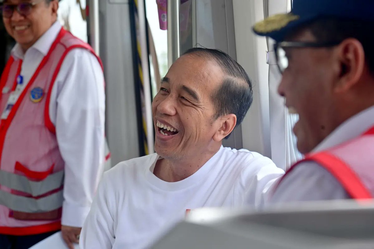 jokowi's tweet photo. Salah satu moda transportasi baru yang ramah lingkungan di IKN adalah Autonomous Rail Transit (ART) atau Trem Otonom Nusantara.  Trem ini merupakan bagian dari komitmen pemerintah untuk menerapkan transportasi berbasis energi hijau di IKN. Trem sudah bisa beroperasi dan siap digunakan pada peringatan Hari Kemerdekaan nanti. Semoga kota-kota lain di Indonesia juga mempertimbangkan transportasi massal ramah lingkungan seperti ini.

***
Foto: Muchlis Jr - Biro Pers Sekretariat Presiden
Lokasi: Ibu Kota Nusantara (IKN), Provinsi Kalimantan Timur. Selasa, 13 Agustus 2024.