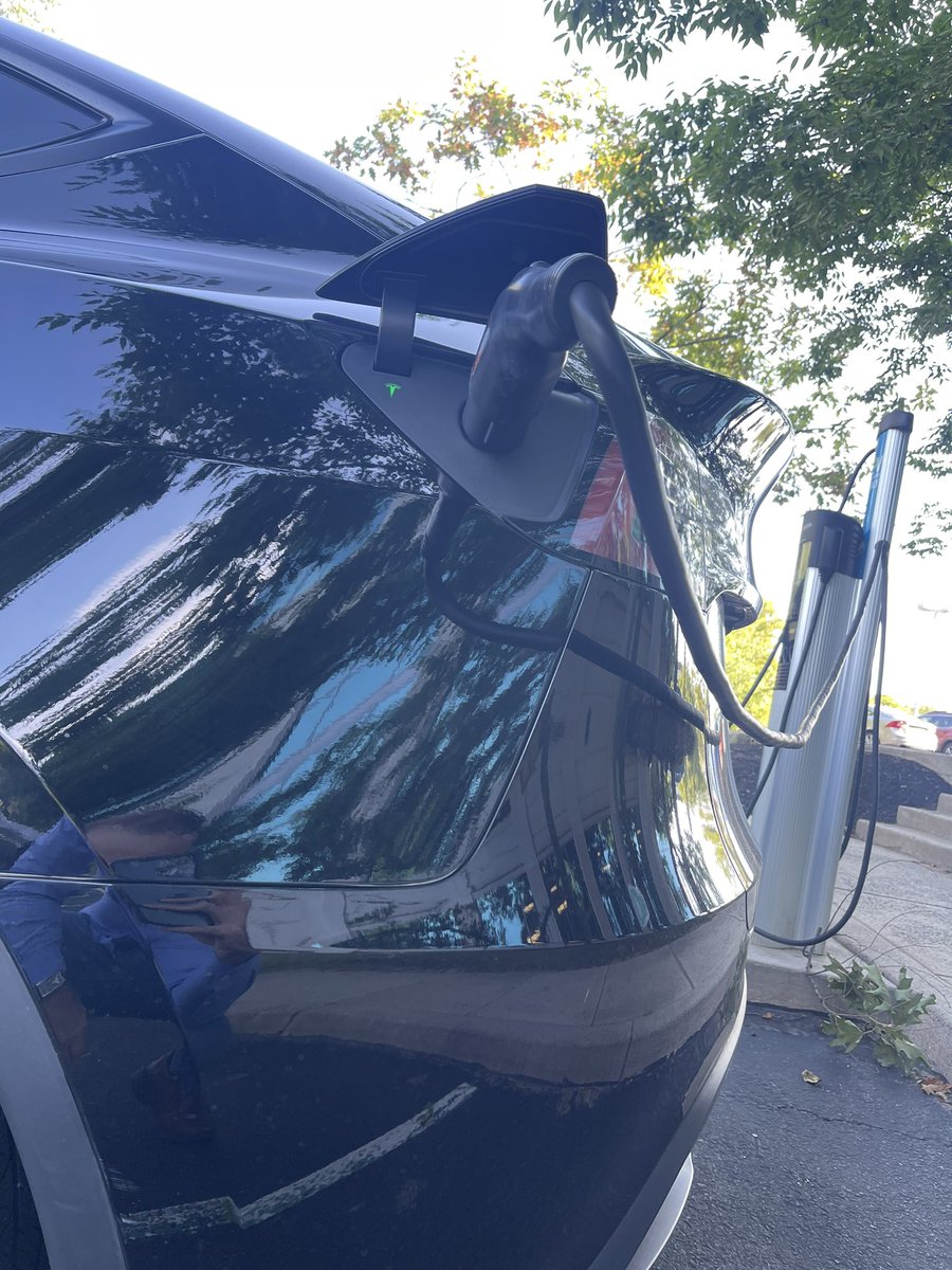 thechuckdriver's tweet image. Good Morning &amp;amp; Happy Tuesday!!☀️

Another day, another charge! 🚘⚡️ Grateful for the perk of free at-work EV charging with @ChargePointnet 😃

#Tesla #WorkPerks #EVLife 🌱