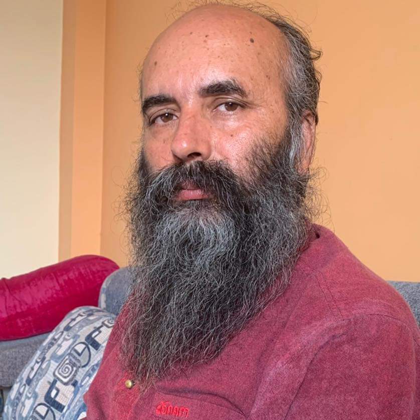 काभ्रे पुर्ख्यौली भएको यो `कवि´ काठमाडौं बानेश्वरमा १ रोपनी अरूको सम्पति हडपेर बस्छ, अनि फेसबुकमा कबिता लेखेर ठुला- ठुला कुरा गरिरहेको हुन्छ । 

अख्तियार र वडाले अनुसन्धान र कारबाही सुरू गरे पछि आदर्शका कुरा गरेर कबिता लेख्छ ।

राम राम !!!