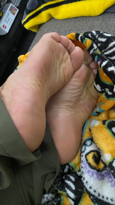 How cute is are my feet 🦶🏻 🦶🏻 https://t.co/9NEmWeS3DB