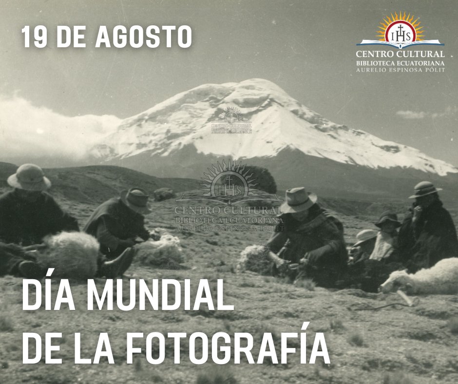 #UnDíaComoHoy | Hoy celebramos el #DíaMundialDeLaFotografía, un invento que cambió la forma de capturar y preservar imágenes.
En el marco de este día 📷 compartimos de nuestro archivo histórico, una fotografía antigua del volcán Cotopaxi.
#worlphotographyday #Historia #fotografia