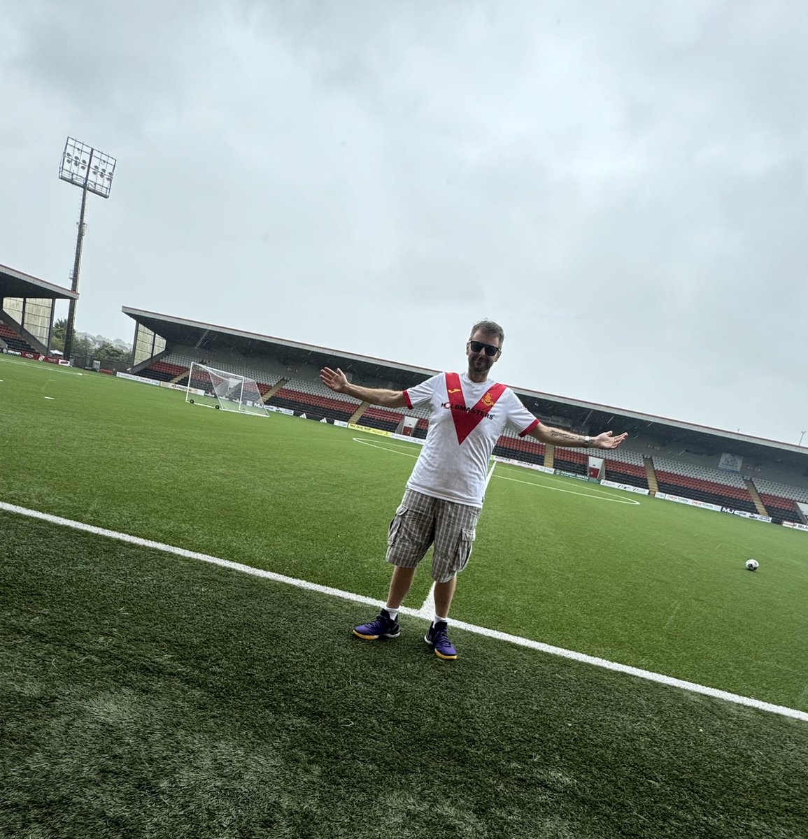 benwaterworth62's tweet photo. My Nan grew up over the fence of the @AirdrieoniansFC. A visit to Airdrie wasn’t complete without checking out where the team play now, and was made even more special when they invited me out on to the pitch and through the players tunnel.  A truly incredible moment

#BU13 https://t.co/4BTDqBeYiN