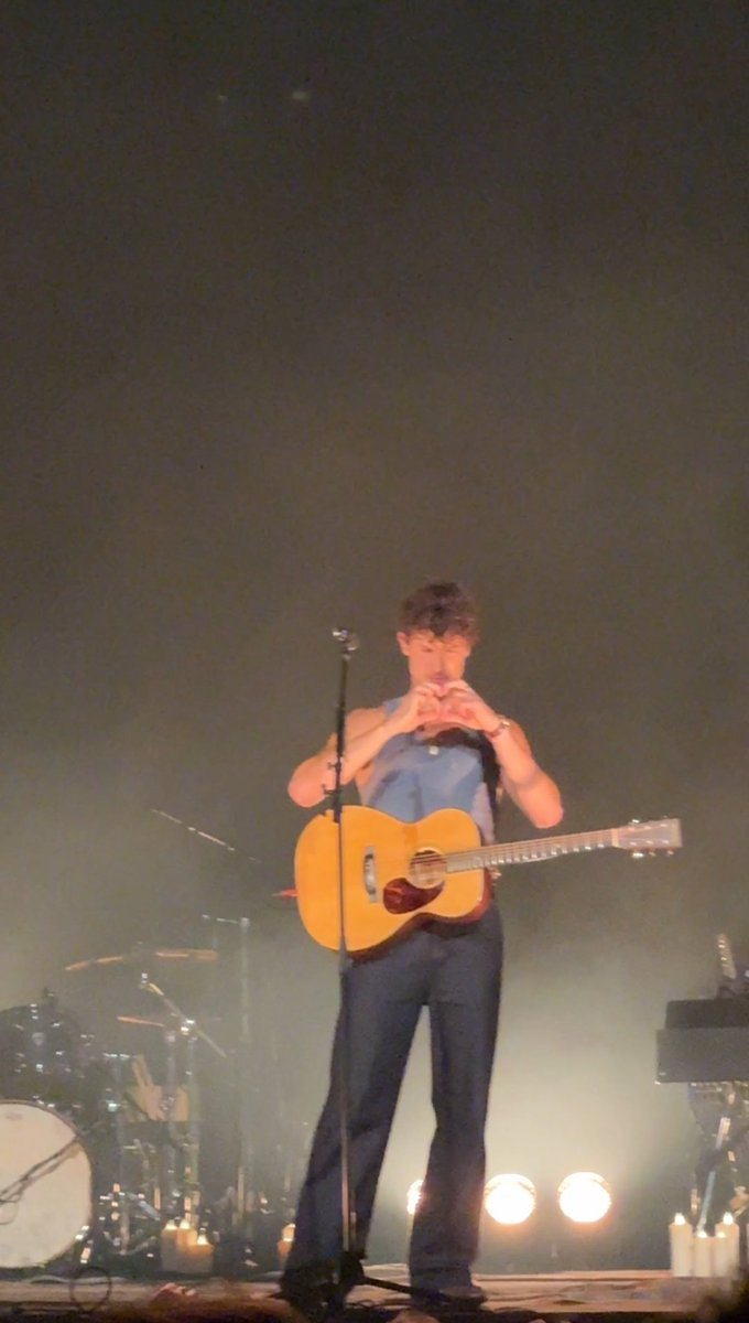 alwaysbeenlinne's tweet photo. had to post these in the middle of the show but HE LOOKED SO CONFUSED https://t.co/pzAScWyyJz