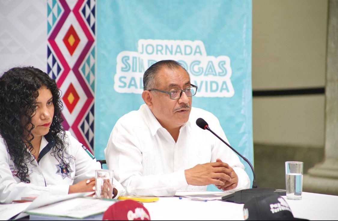 .<a href="/KarinaBaronO/">Karina Barón</a> en la <a href="/SESESP_GobOax/">Secretariado Ejecutivo Oaxaca</a> a parte de tener un pésimo desempeño, la señora pasará a la historia como una de las funcionarias más corruptas de la <a href="/SSPC_GobOax/">SSPC Oaxaca</a> trae un gran negocio familiar, puso a su primo Donato López Sánchez como Director del C-3 desde donde vende