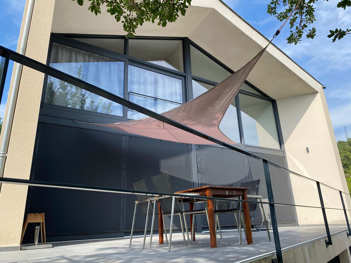 ZEILDOEK_COM's tweet photo. Voor een woning in Frankrijk heeft Zeil-Doek een screendoek vervaardigd. Dit biedt meer zicht naar buiten en andersom werkt het verduisterend, volgens de klant blijft de warmte echt buiten!
#madebyzeildoek https://t.co/FxfEwFjcAo #zeilmakerij #zeilmaatwerk https://t.co/0m4Vr7cP9q