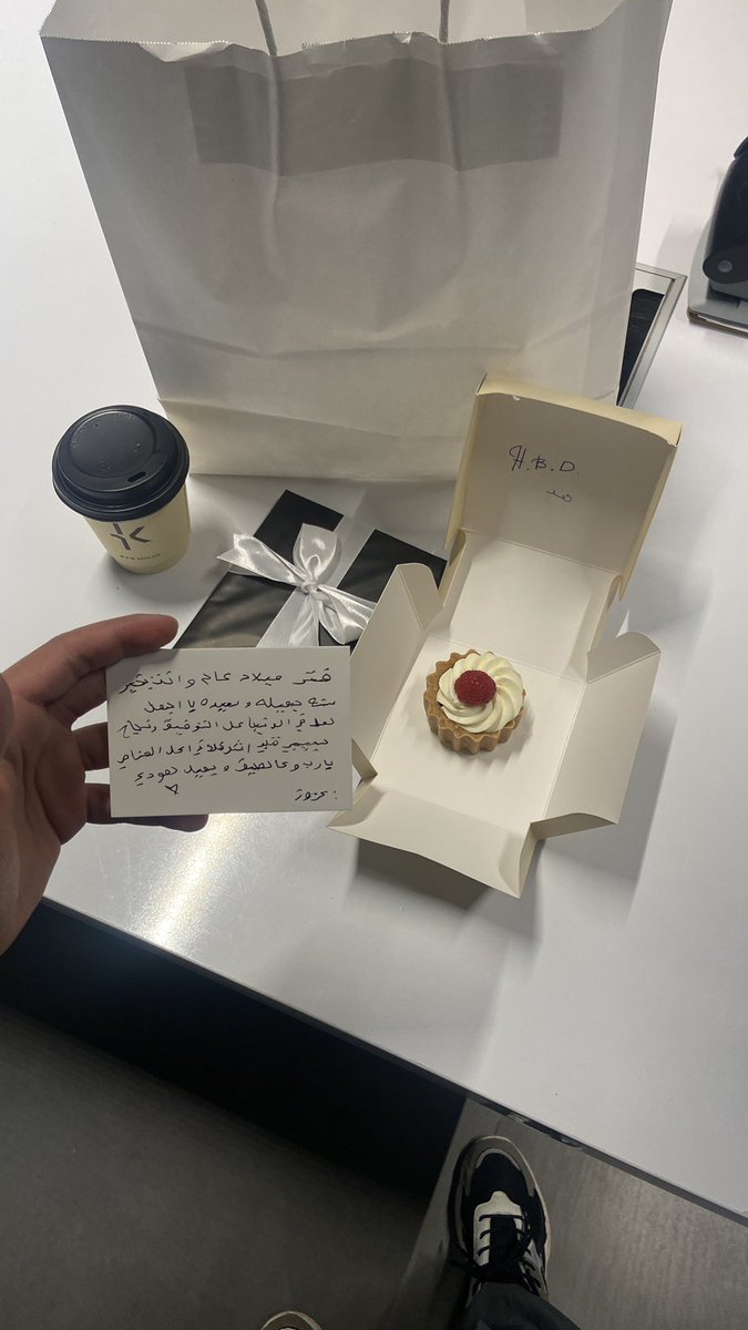 انا انسان ما قد جته هديه بحياته ابد بعد هالعمر كله جتني هديتين ومن بساطتها خلتني فوق الغيوم ،، 
ولو ربي رزقني ب أخوهه تبان بقلوبها محبتها 

مراح انسها ليوم مماتي.  

12/8 - 13/8