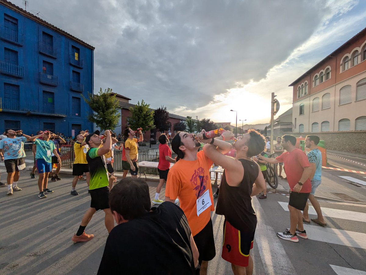 ApostolsdeBacus's tweet photo. 🎉 Gran 3a Beer Mile de #Manlleu! Moltes gràcies a totes i tots per participar-hi i per venir a veure-la! L'any que ve, més i millor! @FesteJove @CasalBoiraBaixa #VerrosDelLlúpol https://t.co/4tmtD6ZHIp