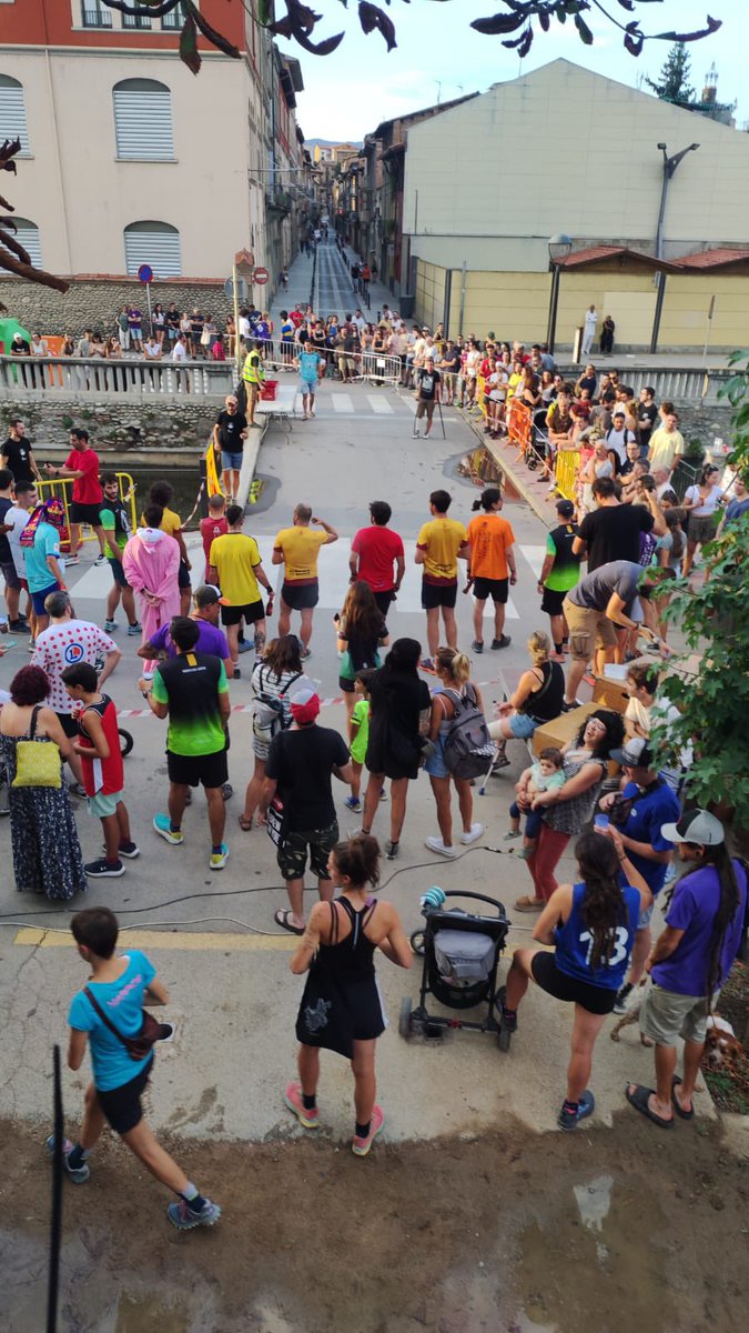 ApostolsdeBacus's tweet photo. 🎉 Gran 3a Beer Mile de #Manlleu! Moltes gràcies a totes i tots per participar-hi i per venir a veure-la! L'any que ve, més i millor! @FesteJove @CasalBoiraBaixa #VerrosDelLlúpol https://t.co/4tmtD6ZHIp