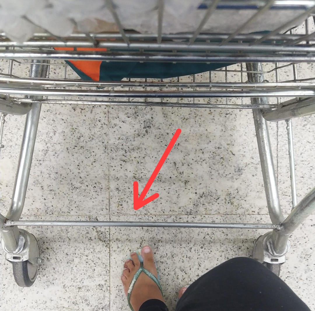Qual a função deste ferro no carrinho do supermercado além de assassinar a canela da gente?