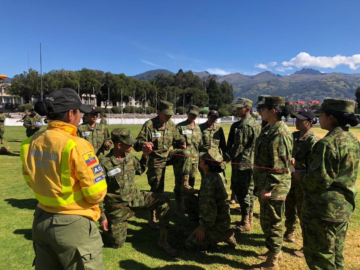 DefensaEc's tweet photo. ➡️Los conscriptos de @FFAAECUADOR reciben entrenamiento militar y capacitación, con la finalidad de estar preparados para enfrentar eventos adversos que se presenten en el Ecuador.

📍Cuenca | Realizan prácticas de tiro.

📍Quito | Reciben instrucción sobre incendios forestales. https://t.co/QaqCD4x2No