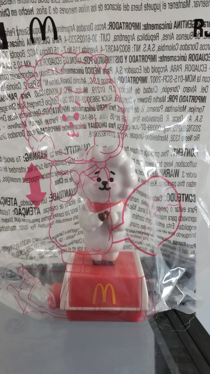 McflyAgos's tweet photo. Se logró!!!!! Valio la pena? Obvio... Somos Armys no lo entenderías @McDonalds_Ar 💜 #BT21 https://t.co/mDrbXatoid