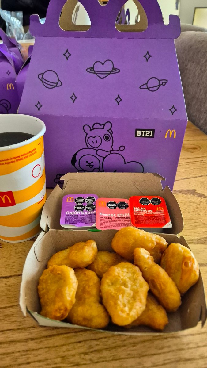 McflyAgos's tweet photo. Se logró!!!!! Valio la pena? Obvio... Somos Armys no lo entenderías @McDonalds_Ar 💜 #BT21 https://t.co/mDrbXatoid