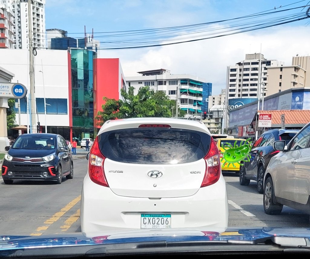 YaCiMeLiA's tweet photo. Hay brutos al volante y luego esta éste. Se tiró en carril contra vía y casi me choca, todo por juega vivo 🤢 https://t.co/1vPprbbPIU