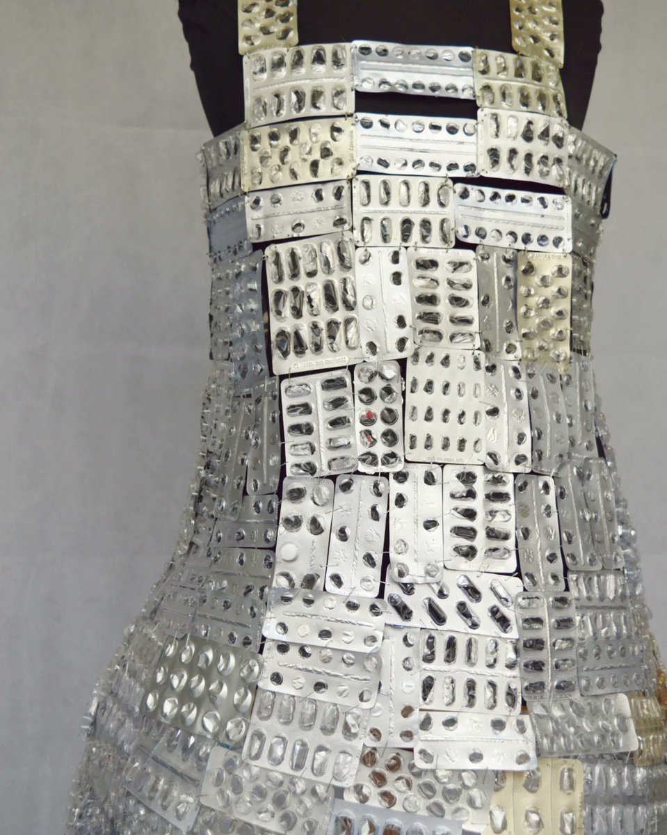 steppenlolita's tweet photo. hice este vestido con blisters que recolecté por 9 meses aprox. 

(porque parece que nadie te cree que vives con alguna discapacidad invisible si no lo exhibes de frente) https://t.co/xQFOmKGqwM