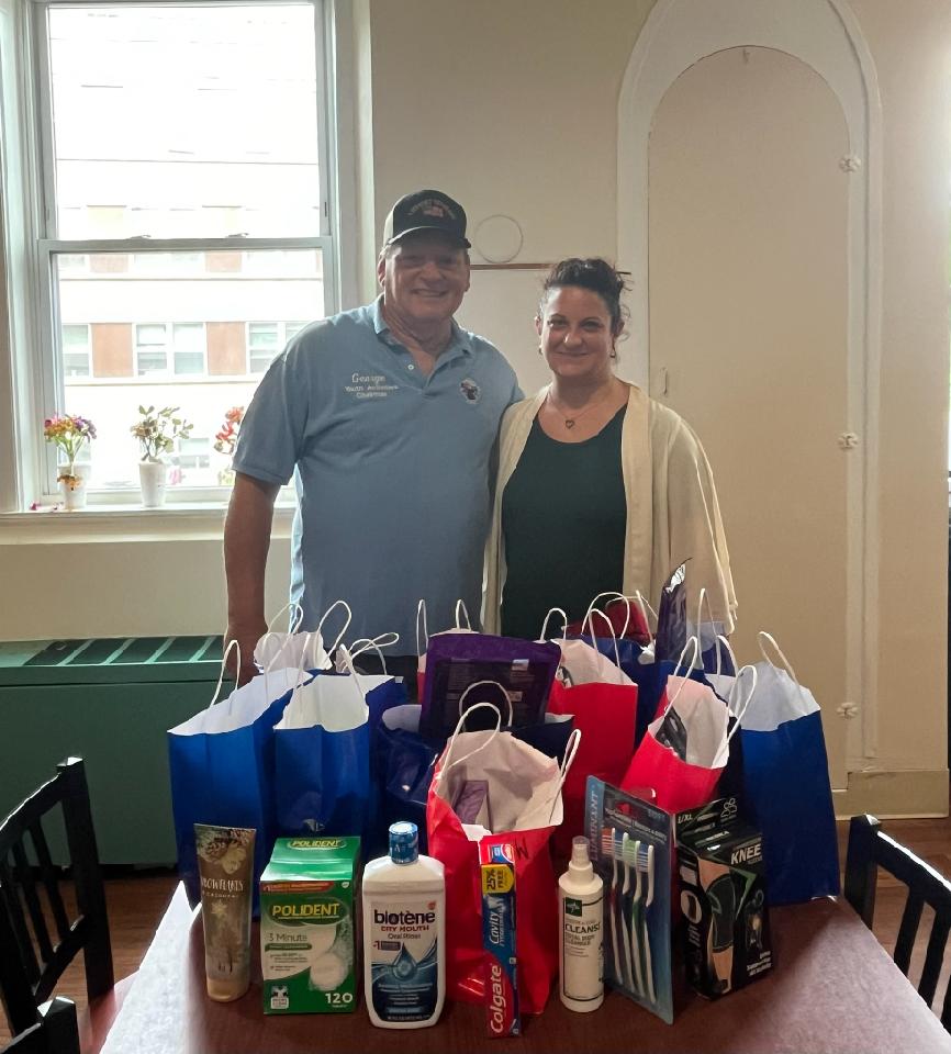 HFTBforVeterans's tweet photo. A heartfelt thank you to Coach George Gilhuly and the Wallingford Elks Club for their generous donation of toiletries, hats, and a beautiful Christmas tree. Your kindness and support truly bring joy and comfort to our Veterans! https://t.co/nVpJPPyDQ8