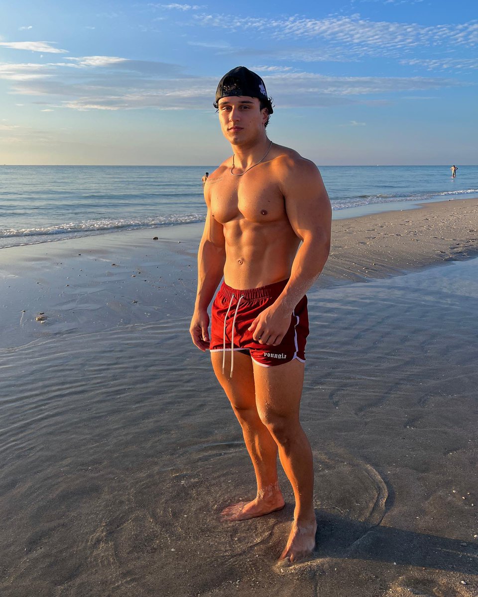 swolinii's tweet photo. beach https://t.co/3jcAr7X1Pb