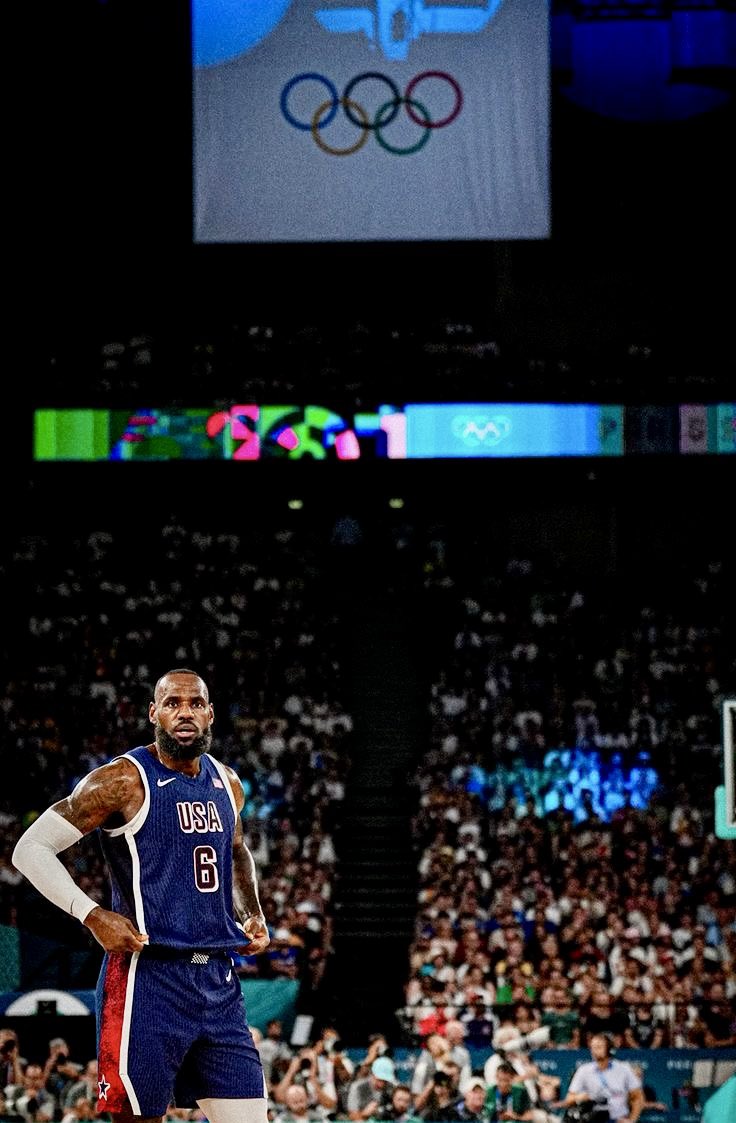 LBJsBest's tweet photo. One of the coldest LeBron pics of the entire Olympics 🥶👑 https://t.co/Z7D1AVVOLg