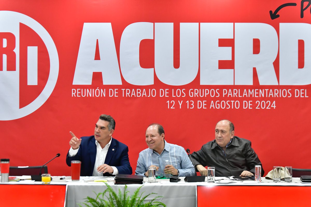 Las y los integrantes electos del <a href="/SenadoPRI/">Senado PRI</a> y del <a href="/GPPRIDiputados/">Diputadas y Diputados Federales PRI</a> escuchan a <a href="/MarcoBanos/">Marco Baños</a>, quien presenta un análisis sobre la sobrerrepresentación que enfrenta la democracia mexicana. Este es un tema que nos preocupa y ocupa, pues la ciudadanía tiene derecho a que su voto se vea